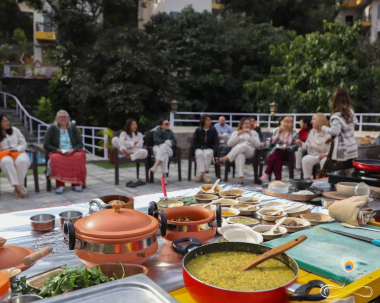 veda5 dining displayed with organic food